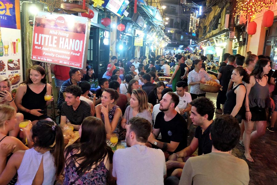  Hanoi has an energetic and vivid lifestyle from early morning until late night