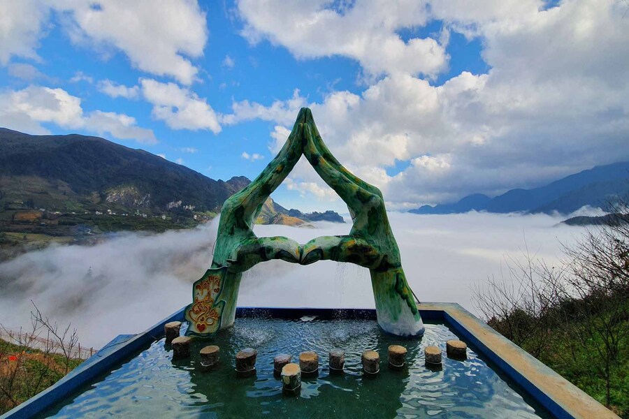 Behold the clouds and the magnificent journey you've taken on O Quy Ho Heaven Gate. Photo: Viptrip