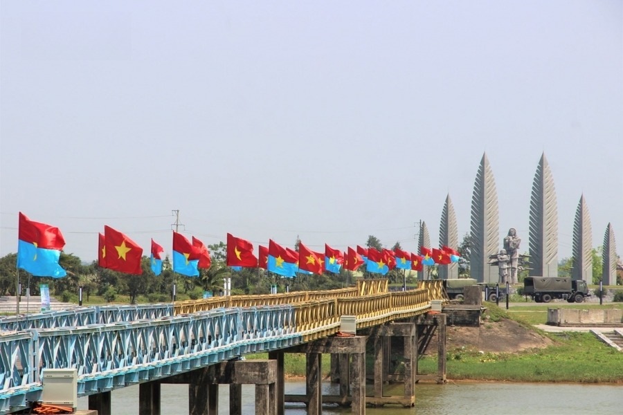 The southern part of Hien Luong Bridge is painted blue, while yellow is on the north. Photo: VOV