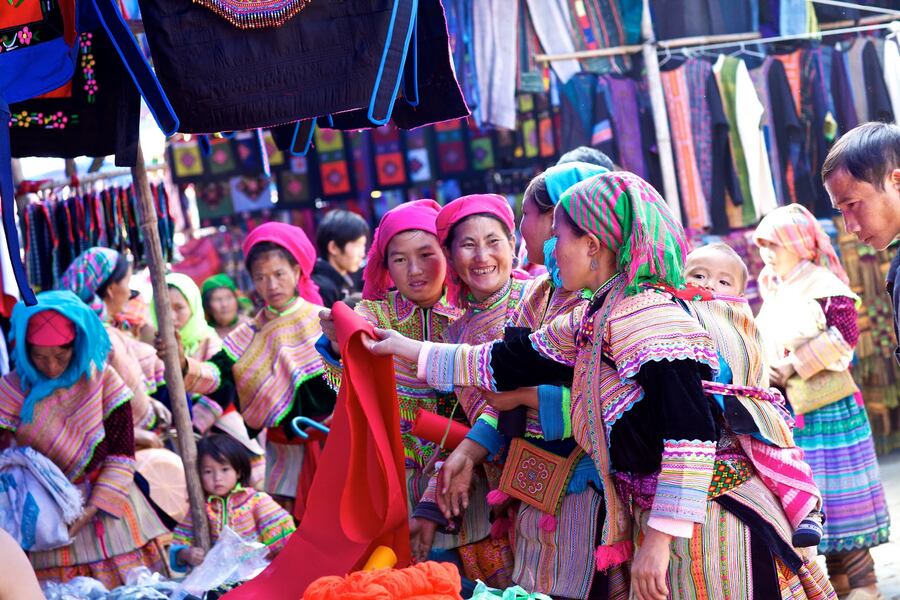 Ethnic minority women are engaged in trade at Bac Ha market. Photo: Sapavietnam