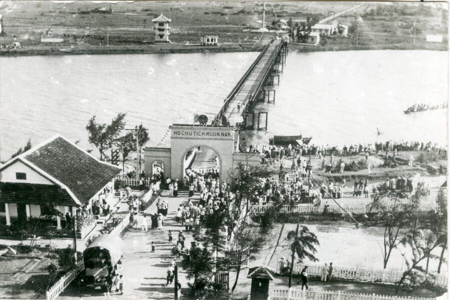 People crossed the Hien Luong Bridge before the division in 1956. Photo: Vietnam National History Museum