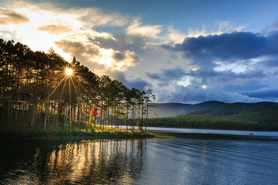 Tuyen Lam Lake: discover the green lung of Da Lat