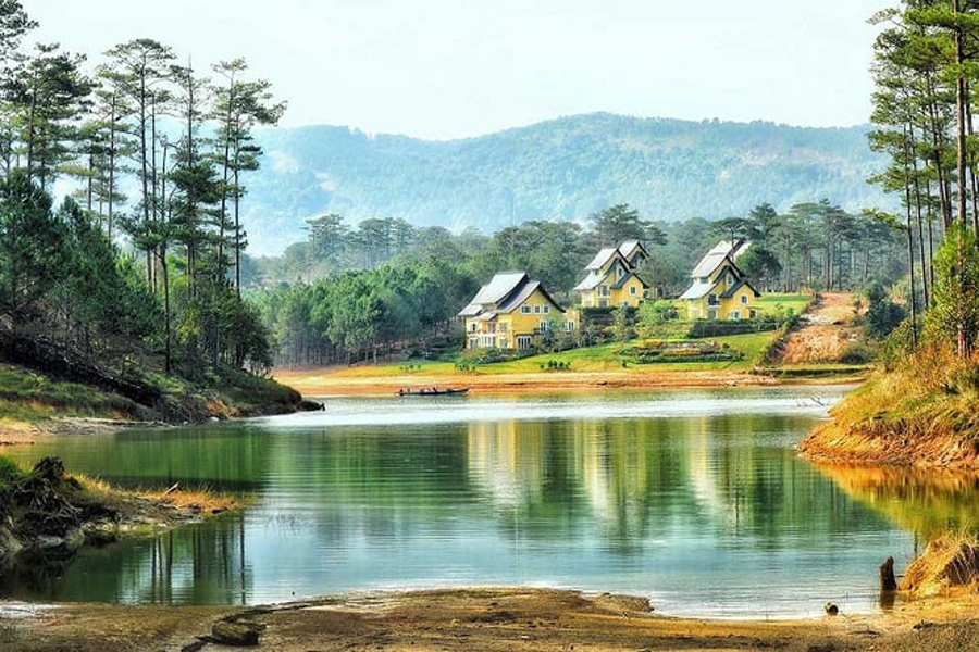 The enchanting beauty of Tuyen Lam Lake in Da Lat