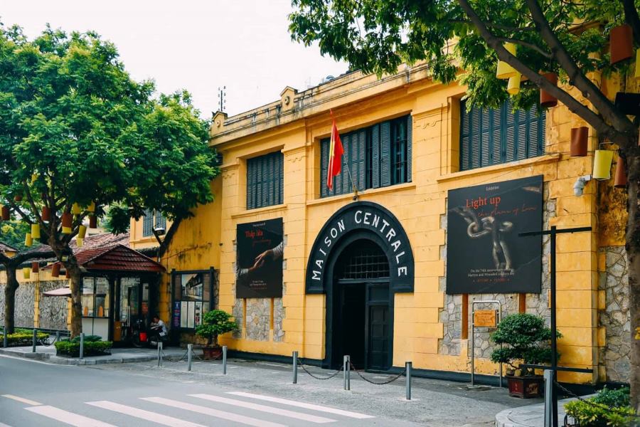 hoa lo prison in hanoi vietnam