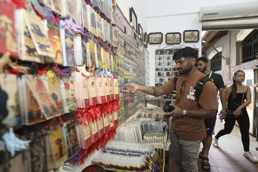 Arjit Sahai paused in front of a souvenir shop inside Hoa Lo Prison. Photo: VnExpress