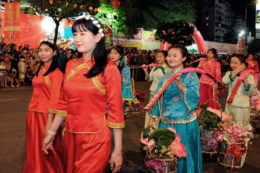 Hoa people share the culture with Kinh people while still preserving their traditional customs. Photo: Dan toc va Mien nui