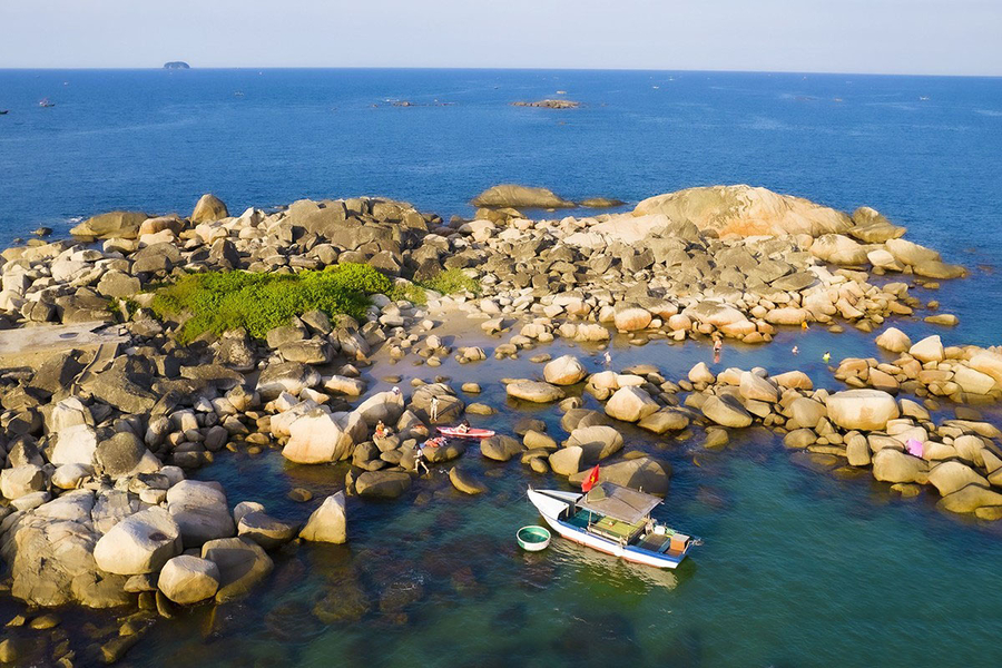 You can discover the small islands around to see the coral reefs. Source: VinWonders