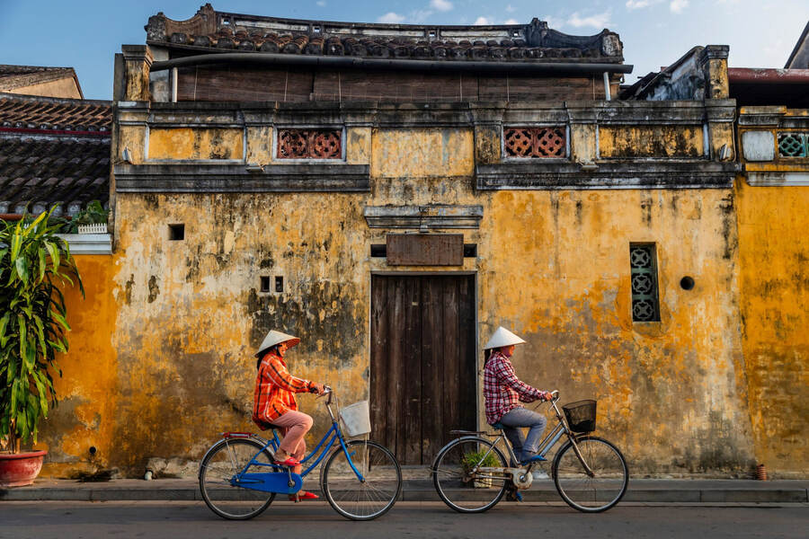 No engine noise, let's go back in time with a bike and Hoi An Ancient Town. Photo: Hanoimoi