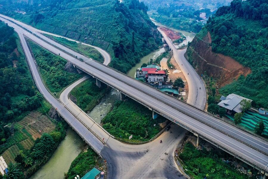 Noi Bai - Lao Cai Expressway is the fastest route from Hanoi to Northwest provinces. Photo: VnExpress