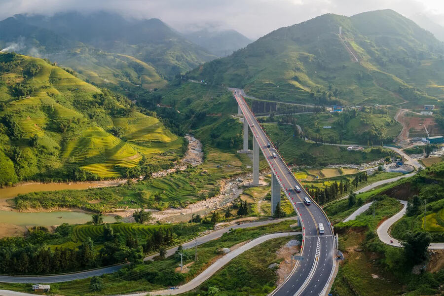 The modern Noi Bai - Lao Cai Expressway facilitates faster travel to the mountainous region. Photo: Chinhphu