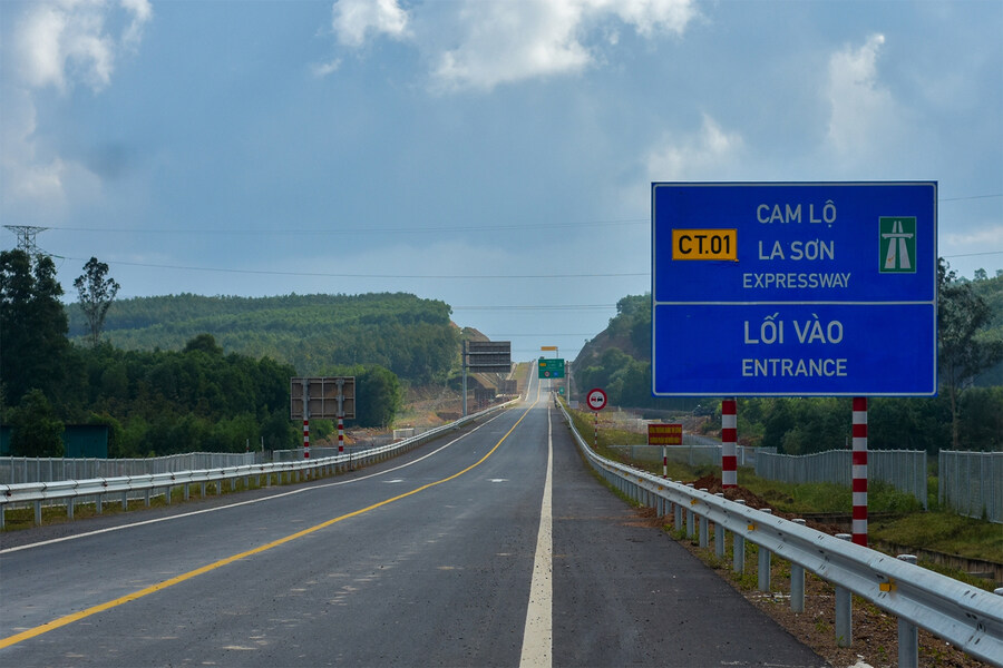 Cam Lo - La Son Expressway connects Dong Ha City in the north to Hue in the south. Photo: VnExpress