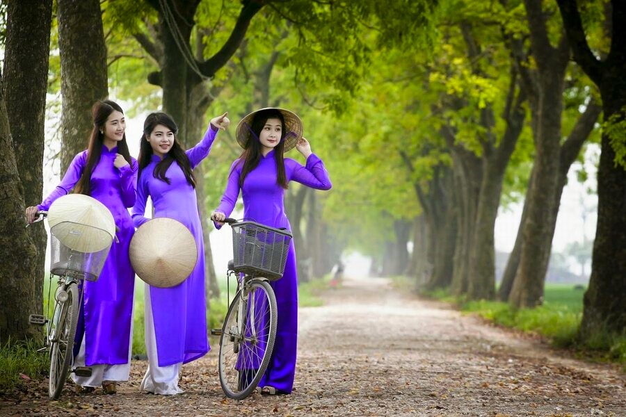 Dreamy purple is Hue girls’ beauty. Photo: HueCIT