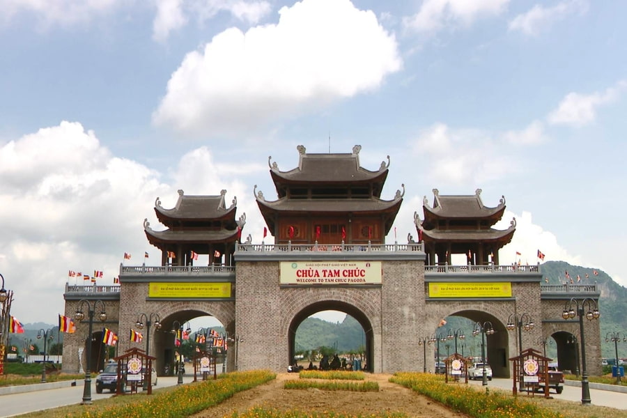 Tam Quan Gate welcomes you to visit Tam Chuc Pagoda