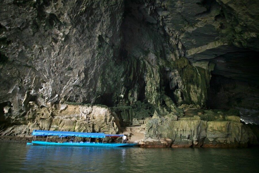 The air inside Nang Tien Cave is very pleasant
