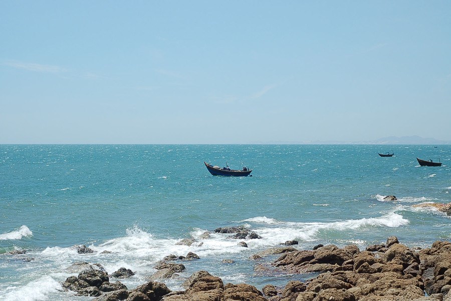 The blue water of Dong Chau Beach