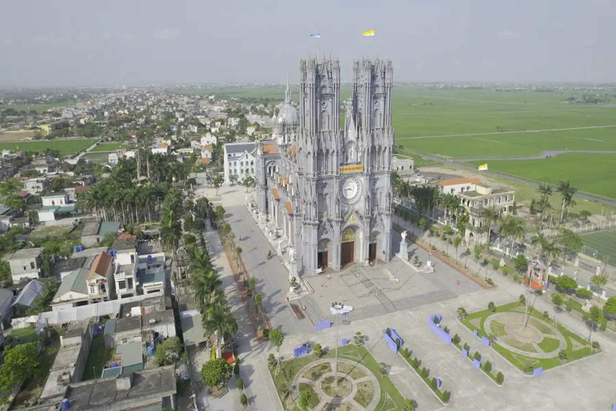 Overview of the Bac Trach Church