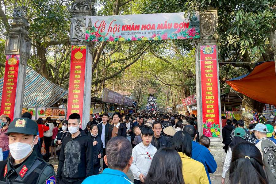 Crowded scene in Phat Tich Pagoda New Year Festival. Source: Nguoi Lao Dong Newspaper