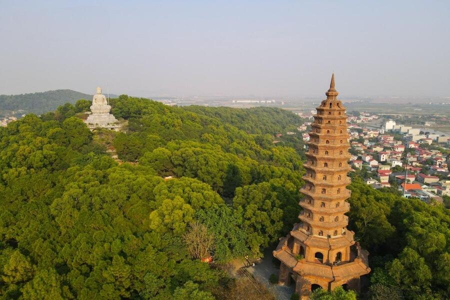 The colossal Buddha statue and Pho Quang Tower on Lan Kha Moutain. Source: VOV