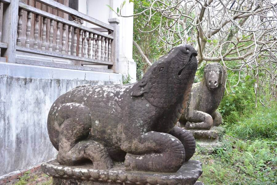 Different postures of creatures statues