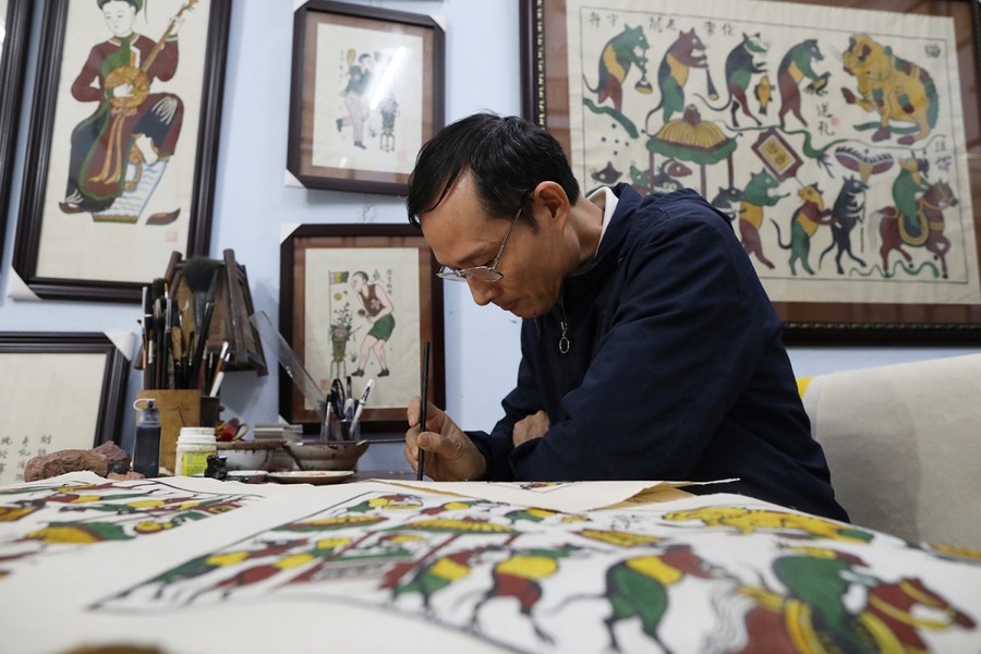 A Dong Ho artisan is drawing the painting. Source: Collected