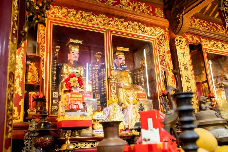 Statues of Emperor Ly Thai To and Ly Thai Tong in Do Temple