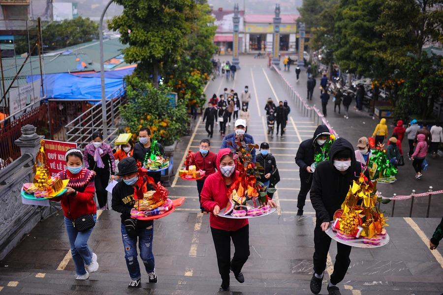 People are not afraid to bring expensive offerings to pray for fortune