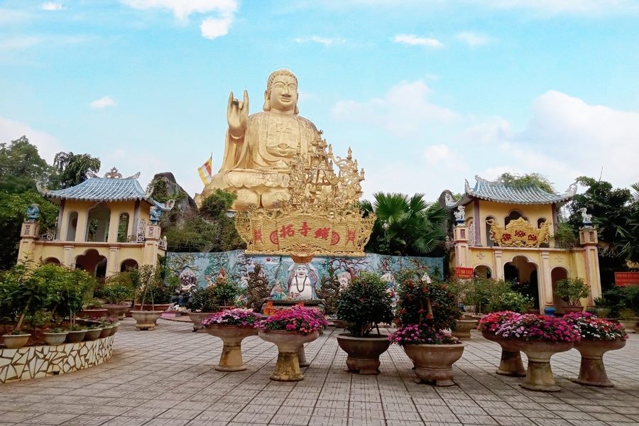Giant golden Buddha Shakyamuni statue