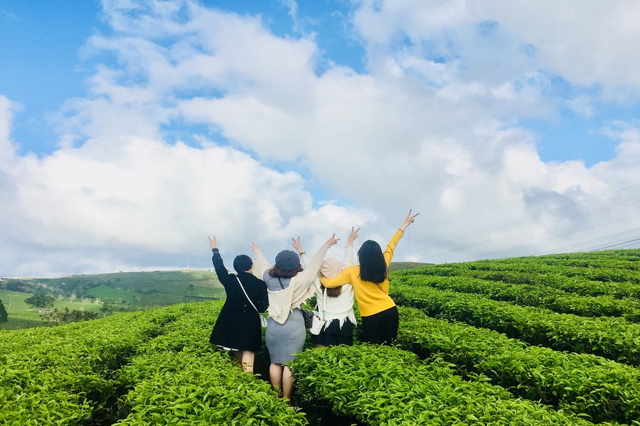 Clear sky, white clouds with green tea hills is such a perfect backdrop. Source: Dealtoday