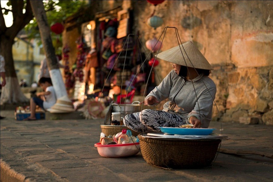 You can see many street vendors while visiting Hanoi. Source: Saigon Travel