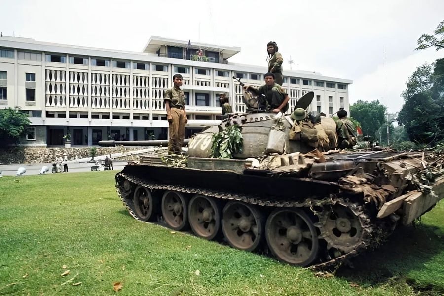 North Vietnamese tanks outside Independence Palace in 1975. Source: Jean Claude Labbe