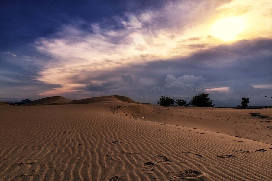 Travel in the dry season to feel the smooth sand dunes