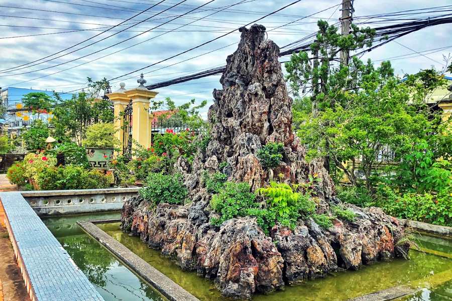 In the garden, homeowners also built a rockery