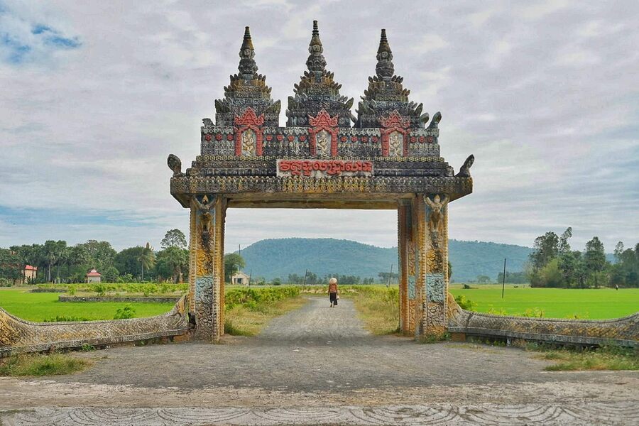 The weather in the dry season is suitable for visiting the pagoda