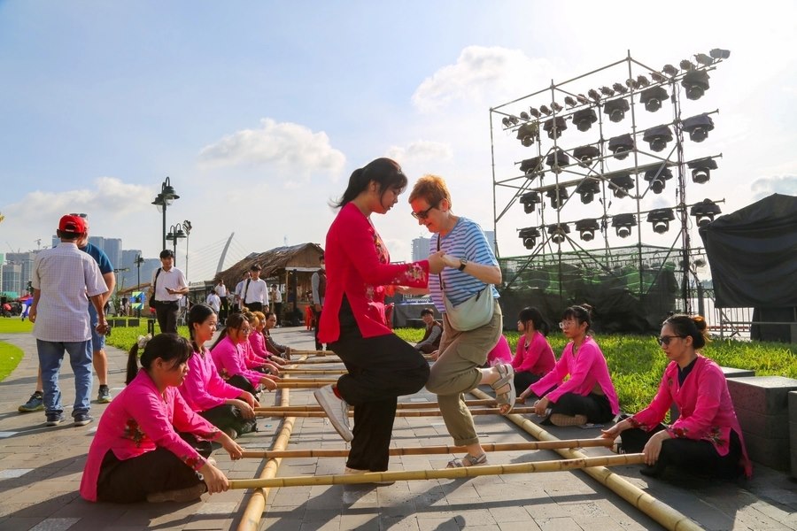 Foreign tourists enjoy novel local cultural experiences. Source: Bao Tin Tuc
