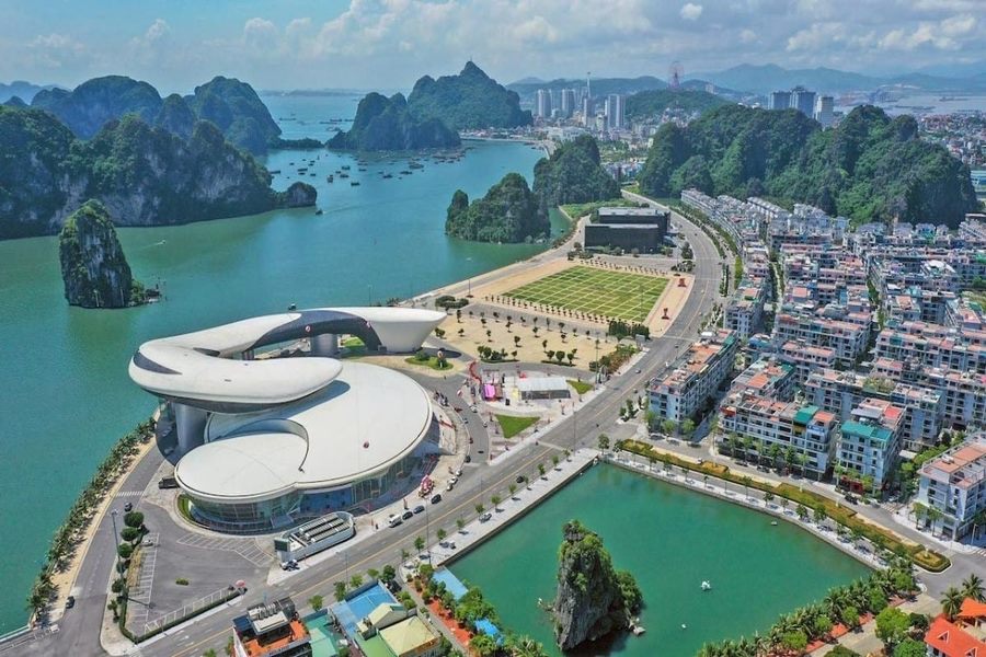 Many entertaining destinations in Ha Long City during the summer