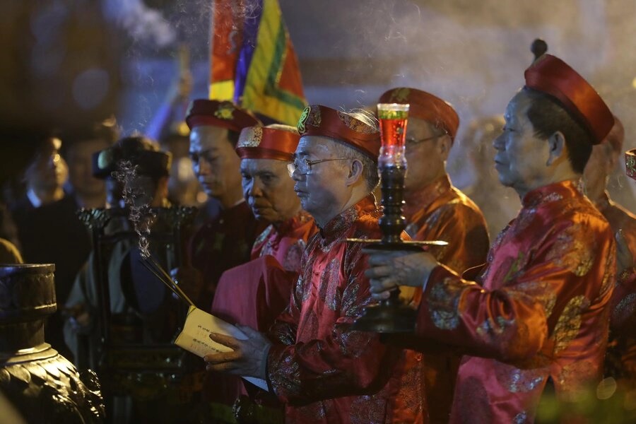 Elders are performing Tran Temple Seal Opening Ceremony. Source: Baochinhphu