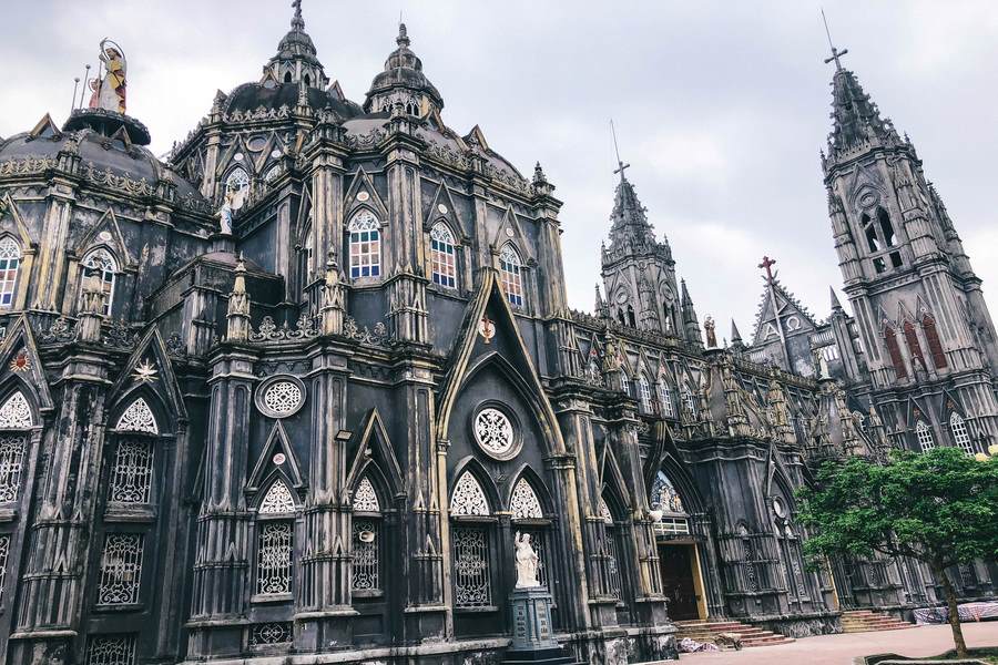 One side of Hung Nghia Church