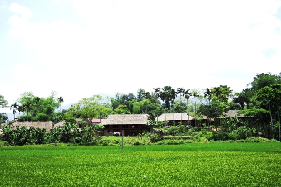 Tay ethinc people houses in Dinh Hoa