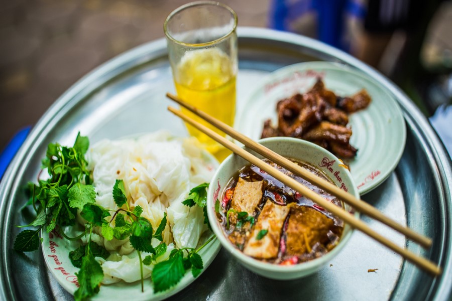 Not luxury dishes, Vietnamese street food is a must-try