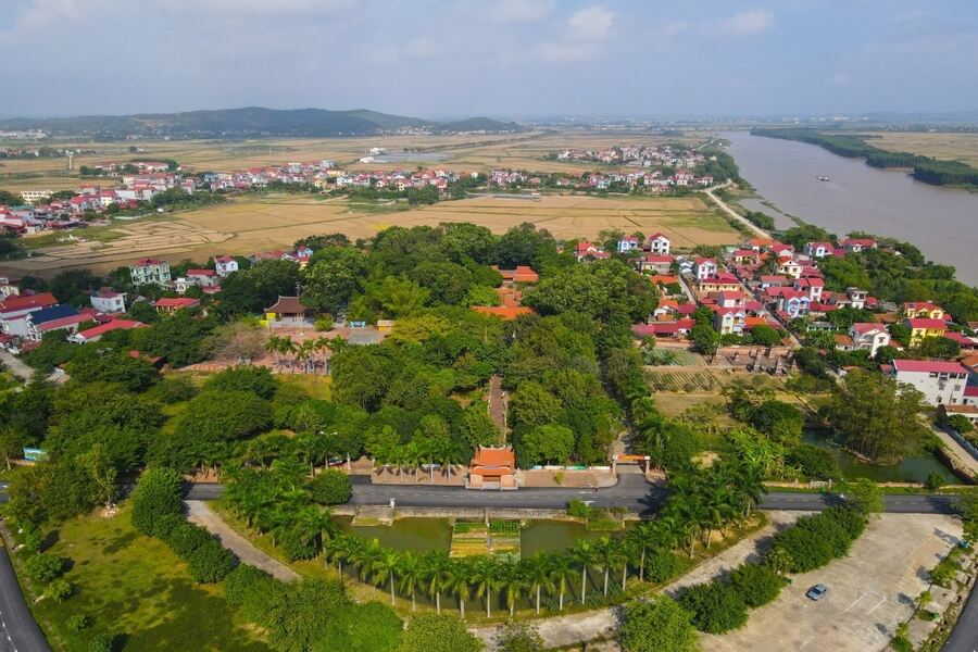 Vinh Nghiem Pagoda beside the Luc Nam River