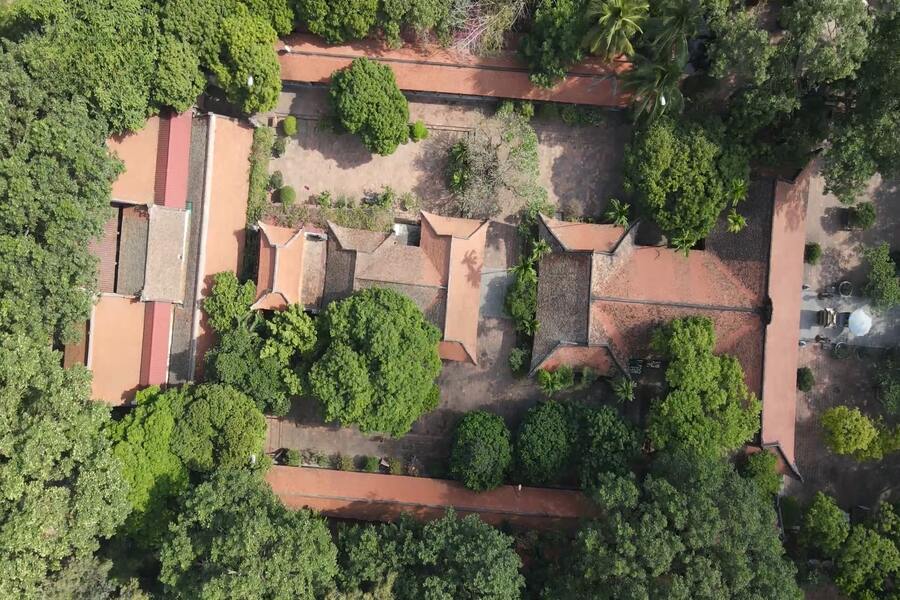 Vinh Nghiem Pagoda follows a single-axis layout, similar to many other ancient temples and pagodas in Vietnam