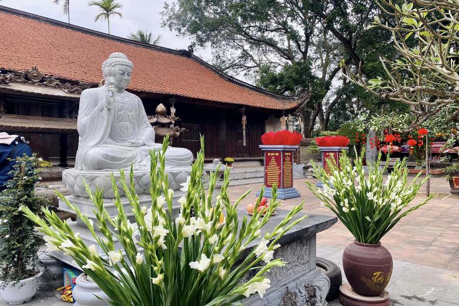 A Buddha statue in the pagoda's courtyard