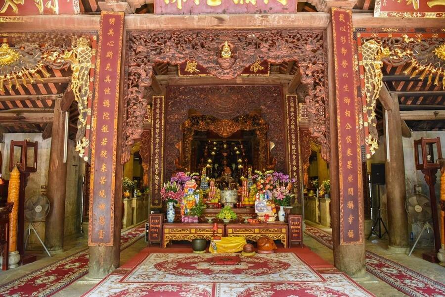 The altar space inside Vinh Nghiem Pagoda