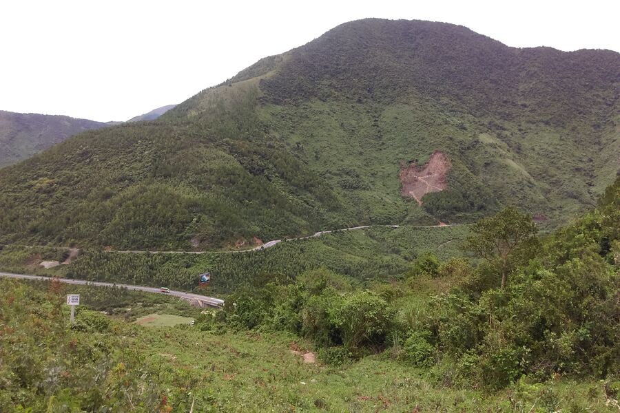 A road on Ngang Pass