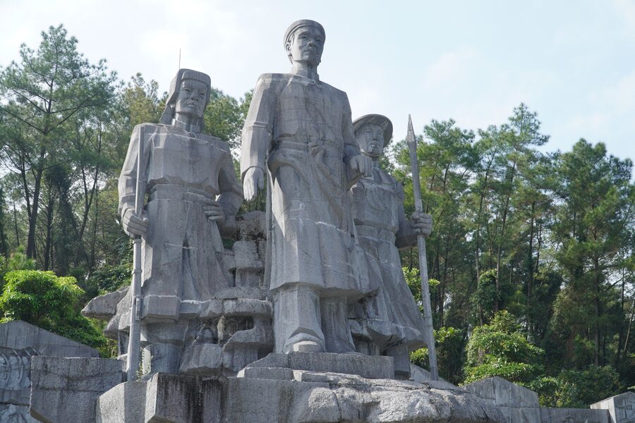 Phan Dinh Phung and his soldiers Monument