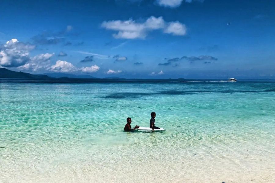 Tourist at Sibuan Island 