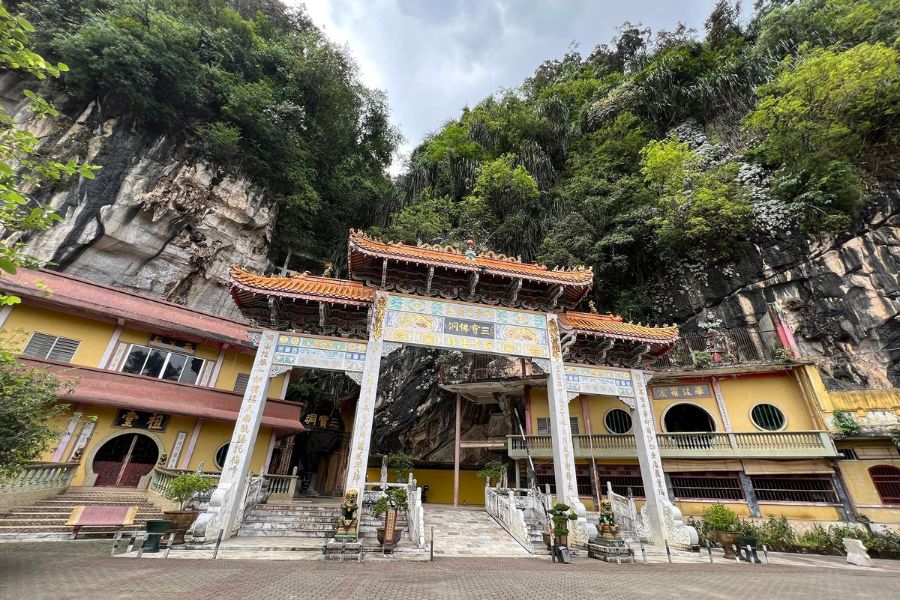 Sam Poh Tong Temple 