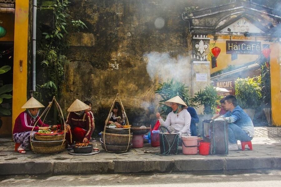 Admiring the ancient streets while enjoy the specialties of central Vietnam. Photo: Culture Pham Travel