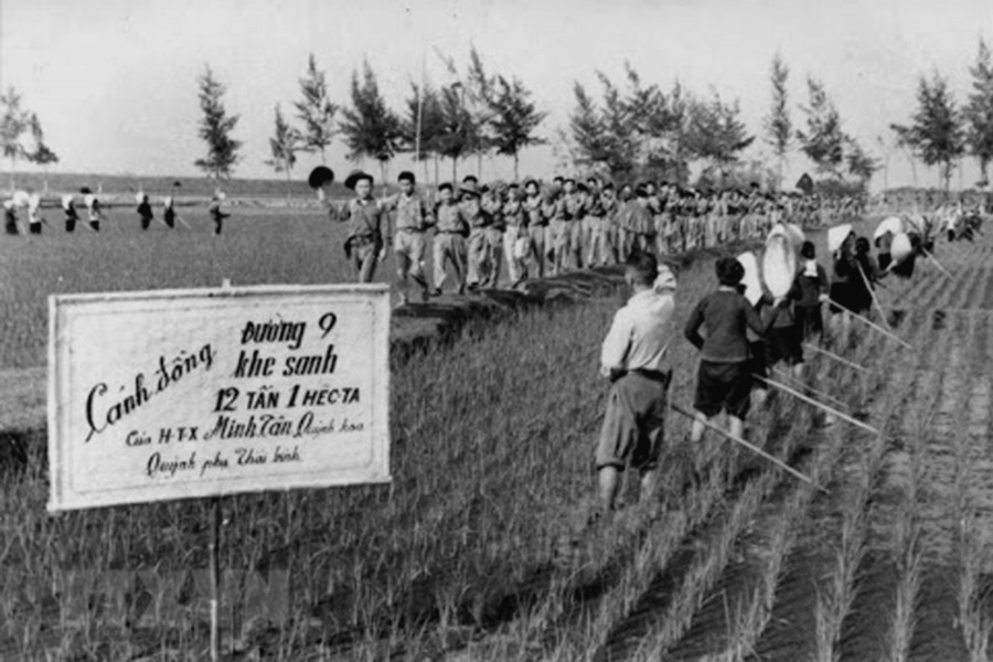 Quynh Phu District people warmly welcome the marching soldiers. Photo: Department of Cultural, Sport and Tourism of Thai Binh Province