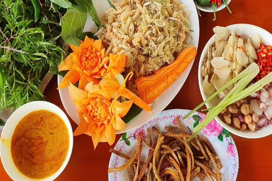 A complete dish consisting of salad, crispy fried skin, and dipping sauce. Photo: Dien may Xanh